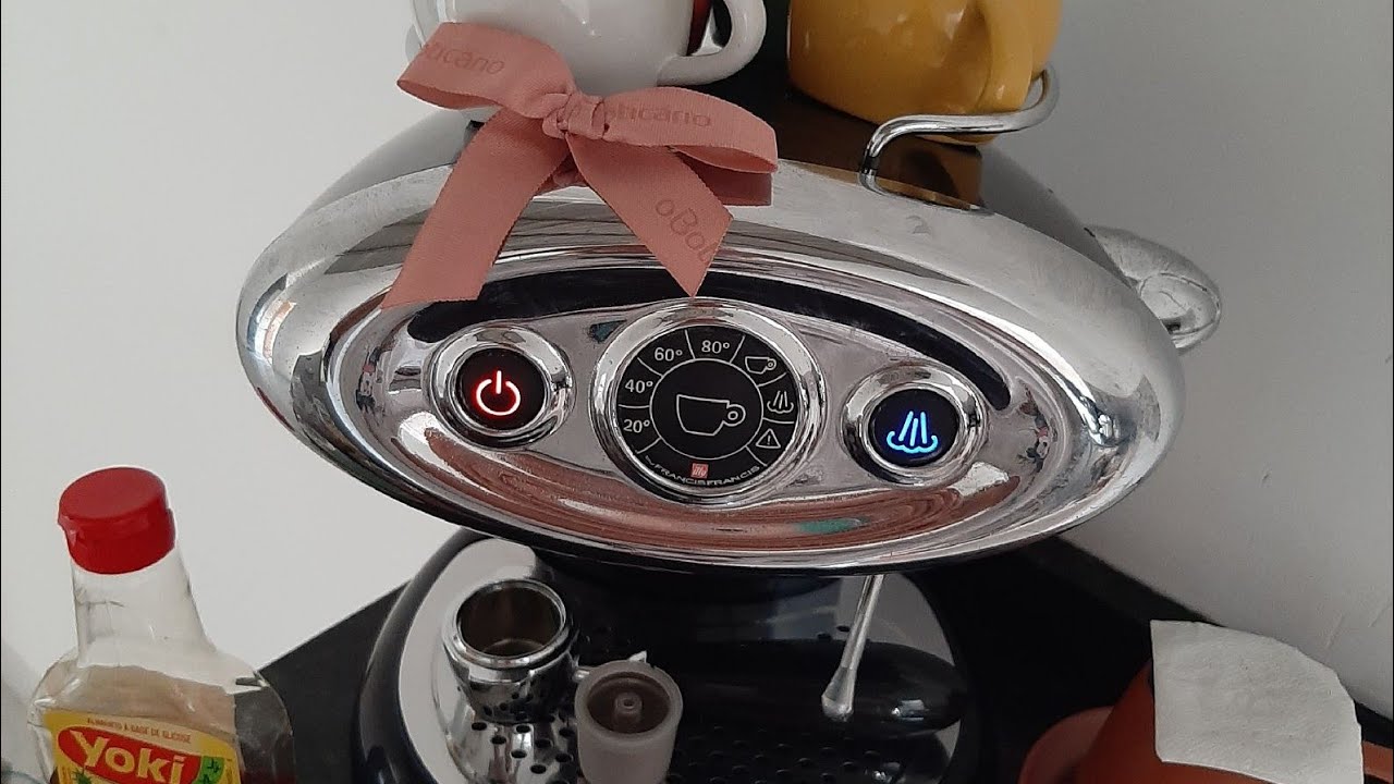 cafeteira Illy x7 iperespresso fazendo o primeiro café depois da descaksificação caseira.