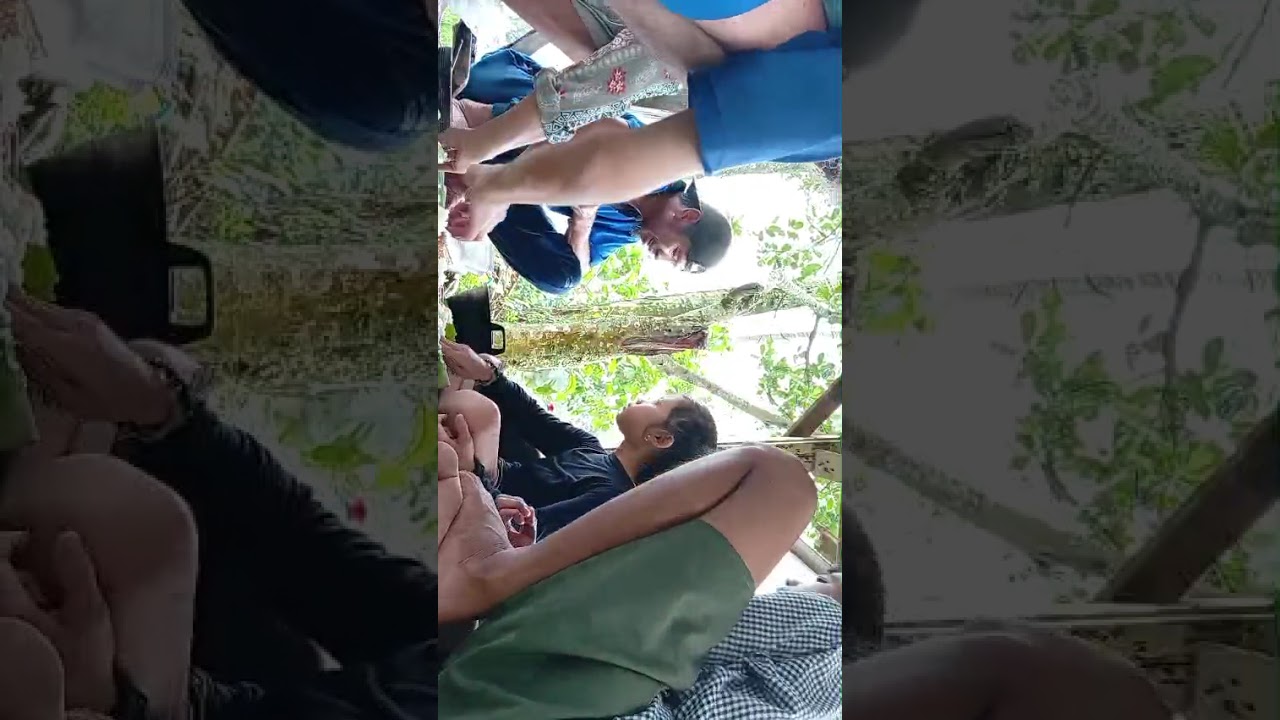hai aku lagi makan di sawah 