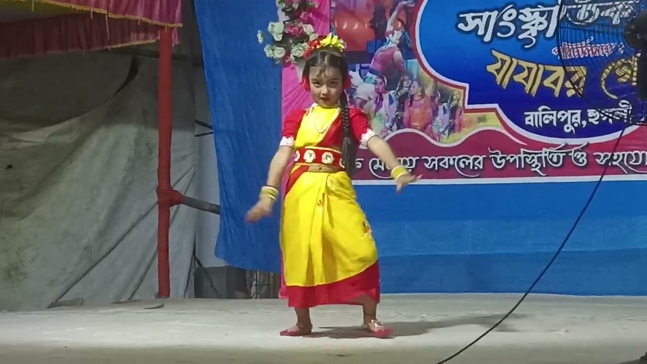 সোনা রোদে হাসি দেখে মনে রং লেগেছে এই আকাশ আমায় কাছে ডেকেছে এই গানে বাচ্চা মেয়ে টি কত সুন্দর নাচছে
