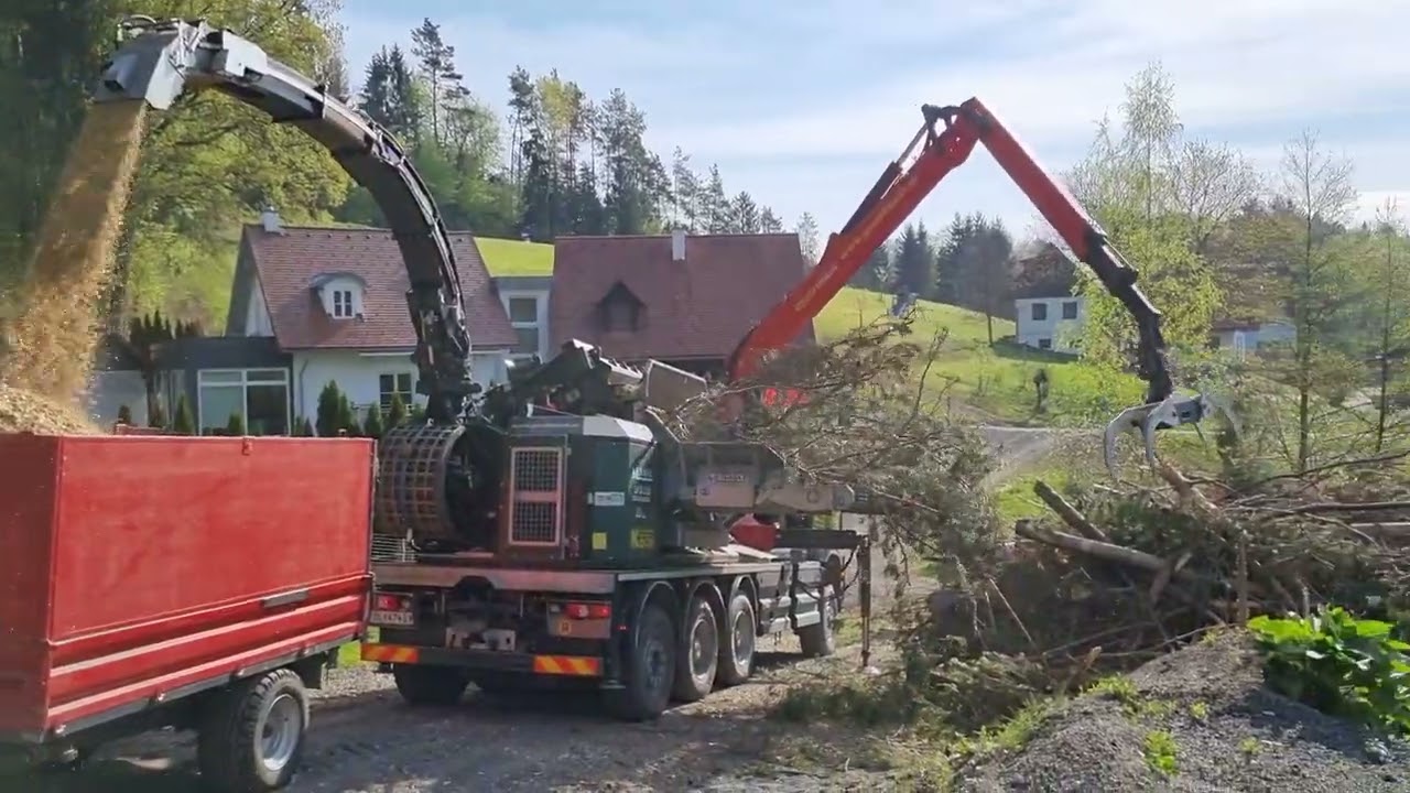 Hackschnitzel mit MusMax Terminator 11 und Lindner Traktor