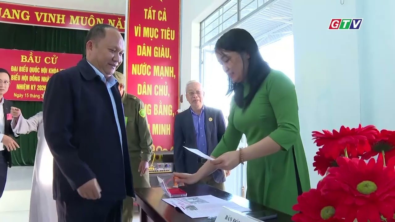 PBT THƯỜNG TRỰC TỈNH ỦY, CT HĐND TỈNH RAH LAN CHUNG DỰ LỄ KHAI MẠC BẦU CỬ TẠI PHƯỜNG THỐNG NHẤT