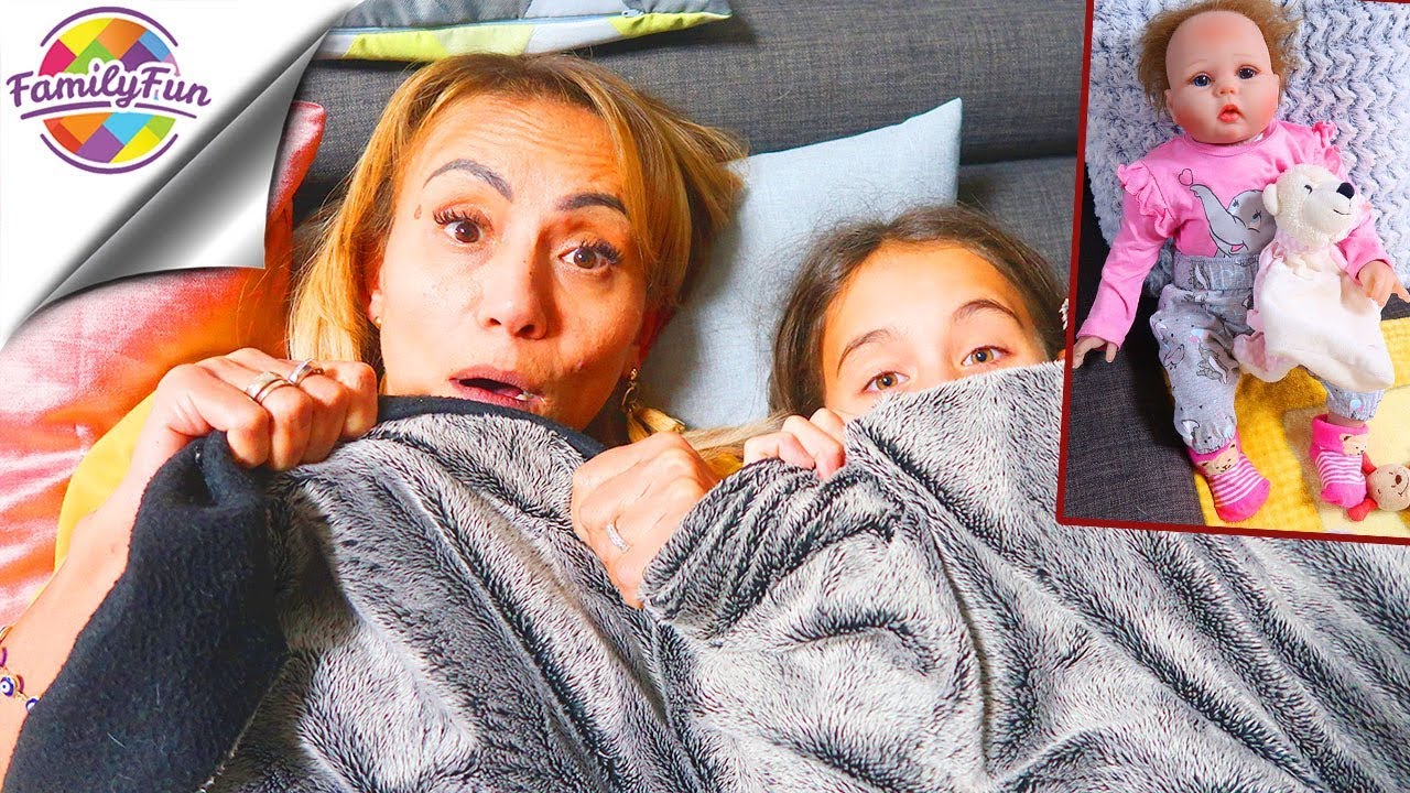 Mileys REBORN BABY überwacht uns im WOHNZIMMER  -  Family Fun