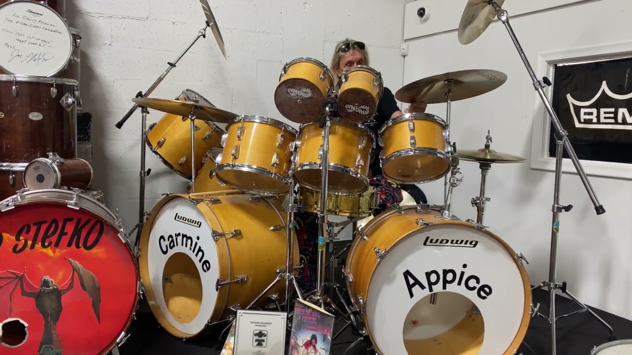 Нико МакБрейн играет на ударной установке Carmine Appice Realistic Rock. Музей барабанов.