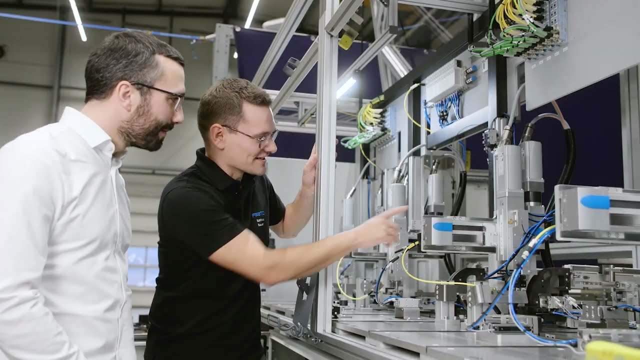 Hochdynamische Montage von Schukosteckern mit ABL, AS Automation und Festo