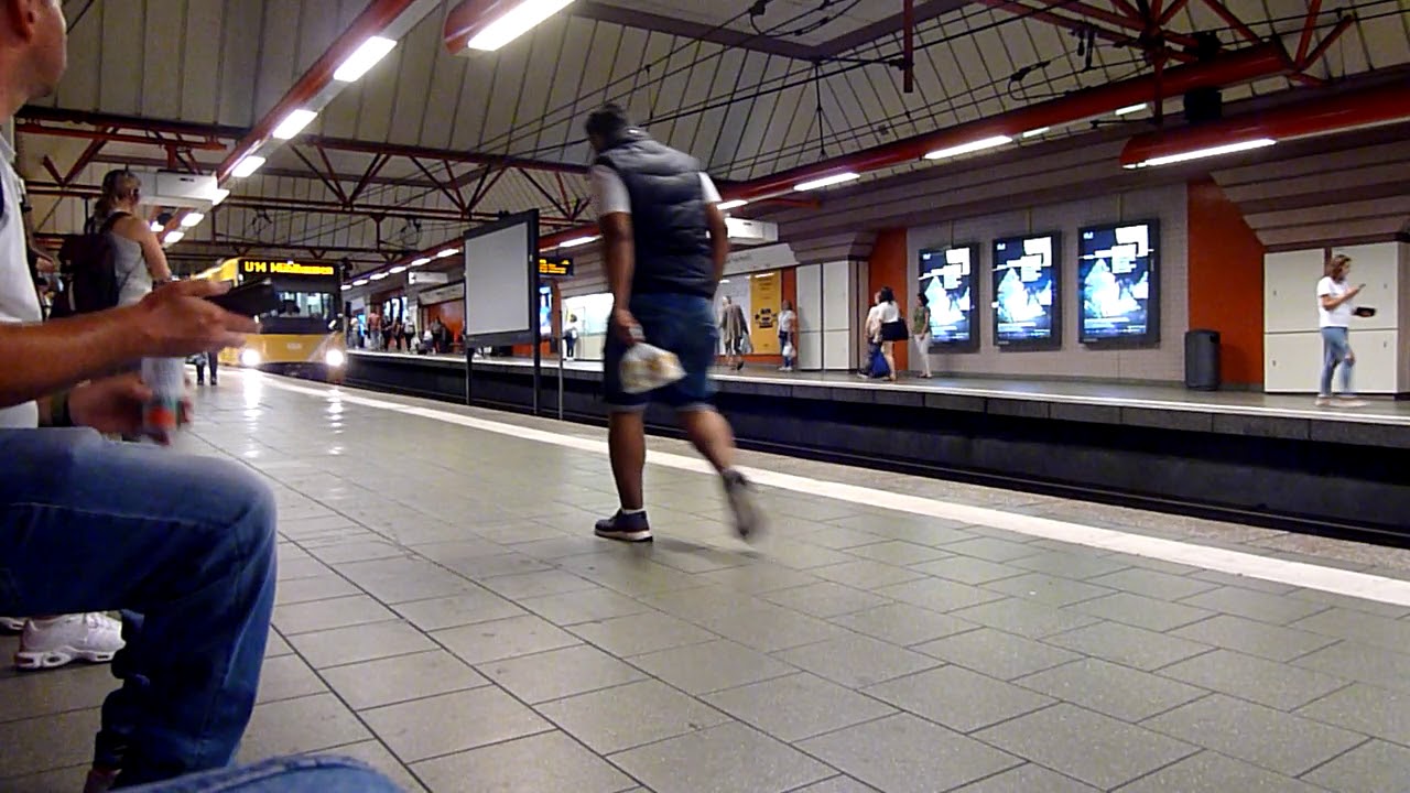 Samstag Nachmittag bei der Station Roteb&uuml;hlplatz.