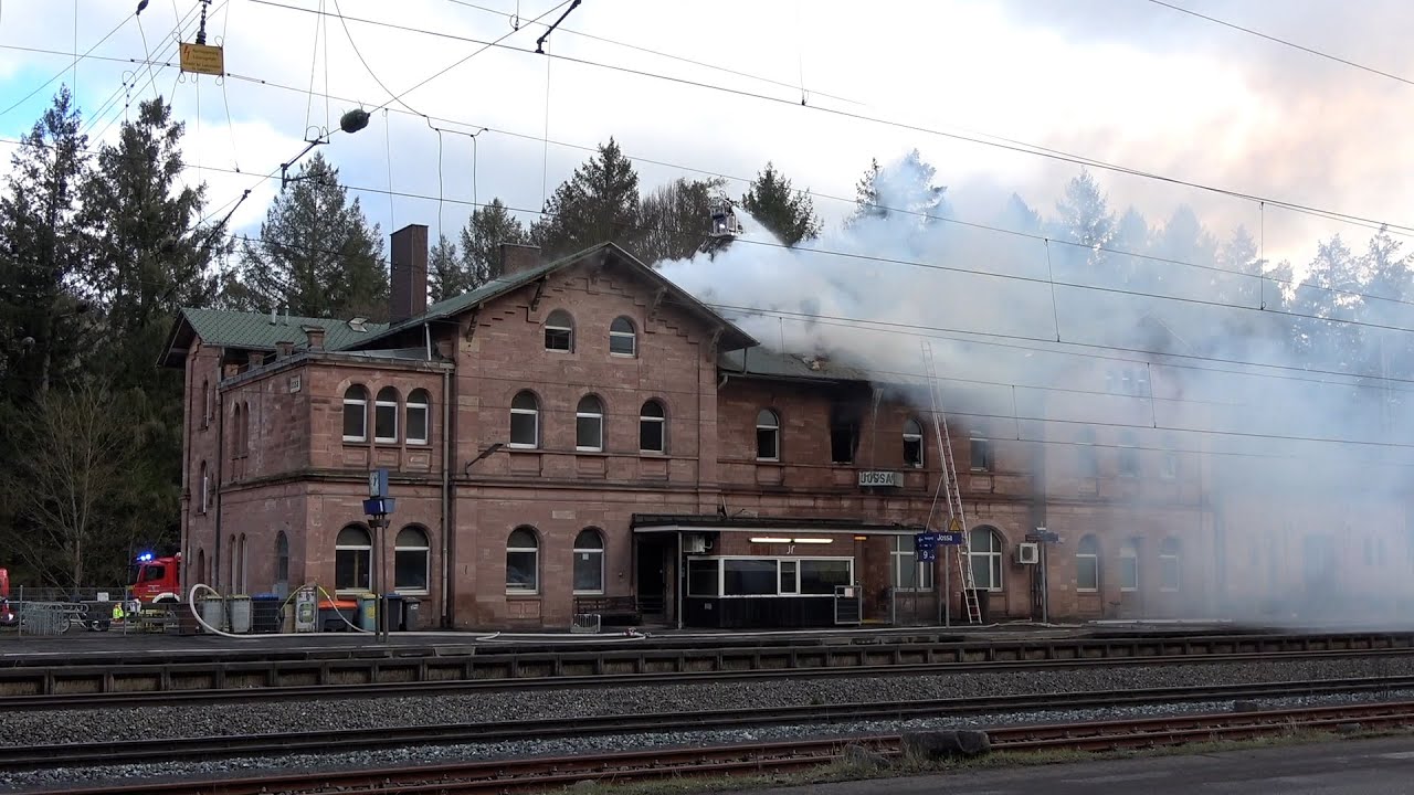SINNTAL: Feuer im Bahnhofsgeb&auml;ude Jossa: F&uuml;nf Verletzte - 69-J&auml;hrige Frau verstorben