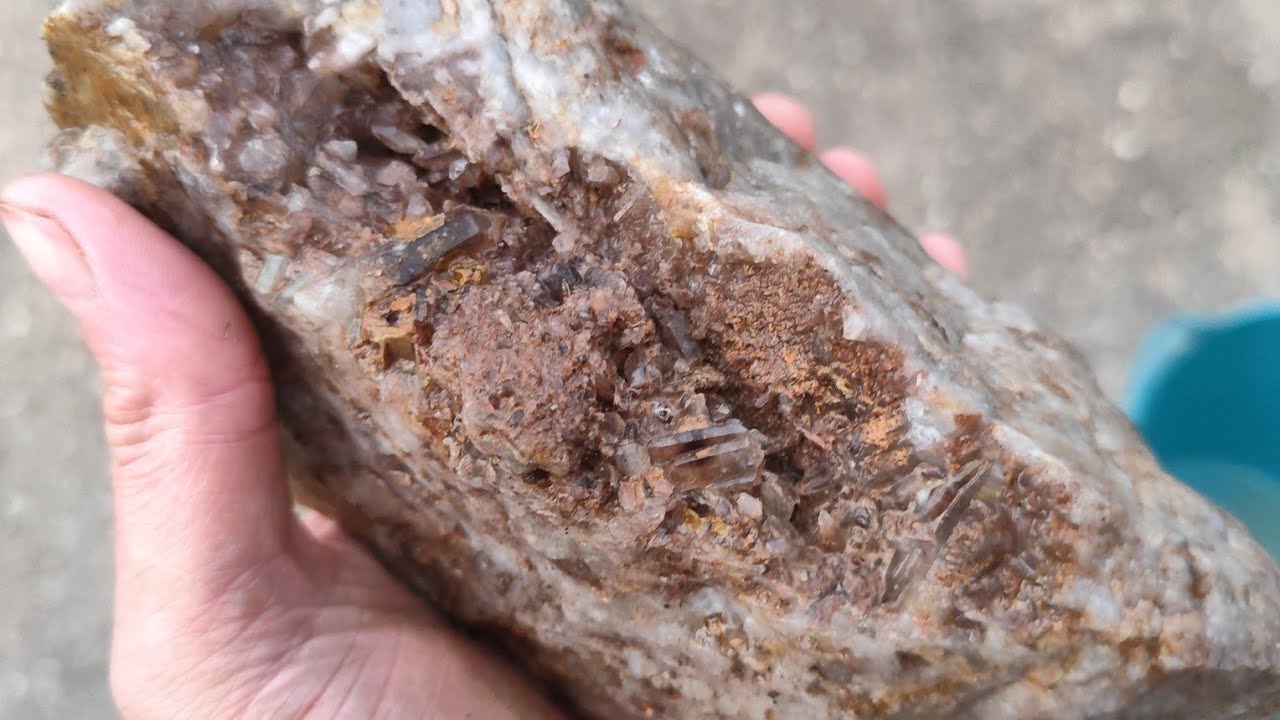 Six mines in six hours with some cracking crystals in the hills of Eldorado above reedy creek. 