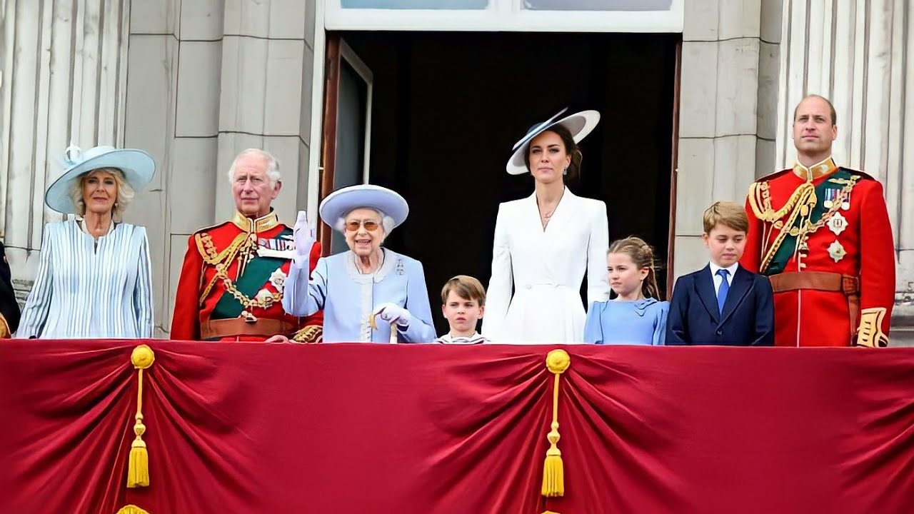 FULL! The Queen's Platinum Jubilee Balcony Flypast 2022 | (HD - No Commentary)