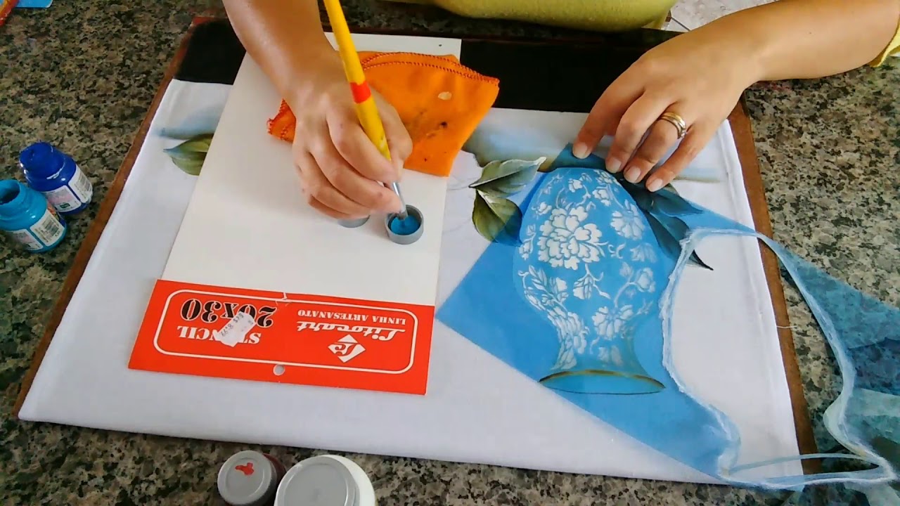 Pintando jarro decorado com stencil