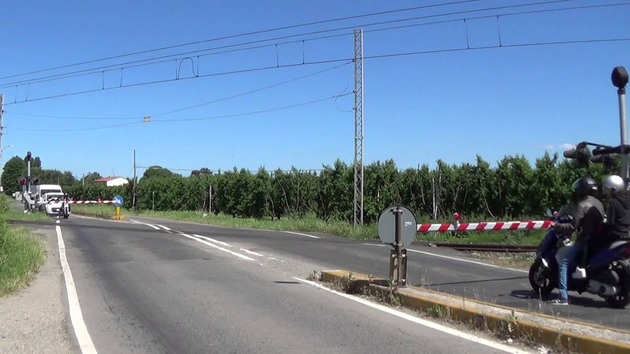 Passaggio a livello con semibarriere di via Faentina in HD - Faenza (RA) // Level Crossing