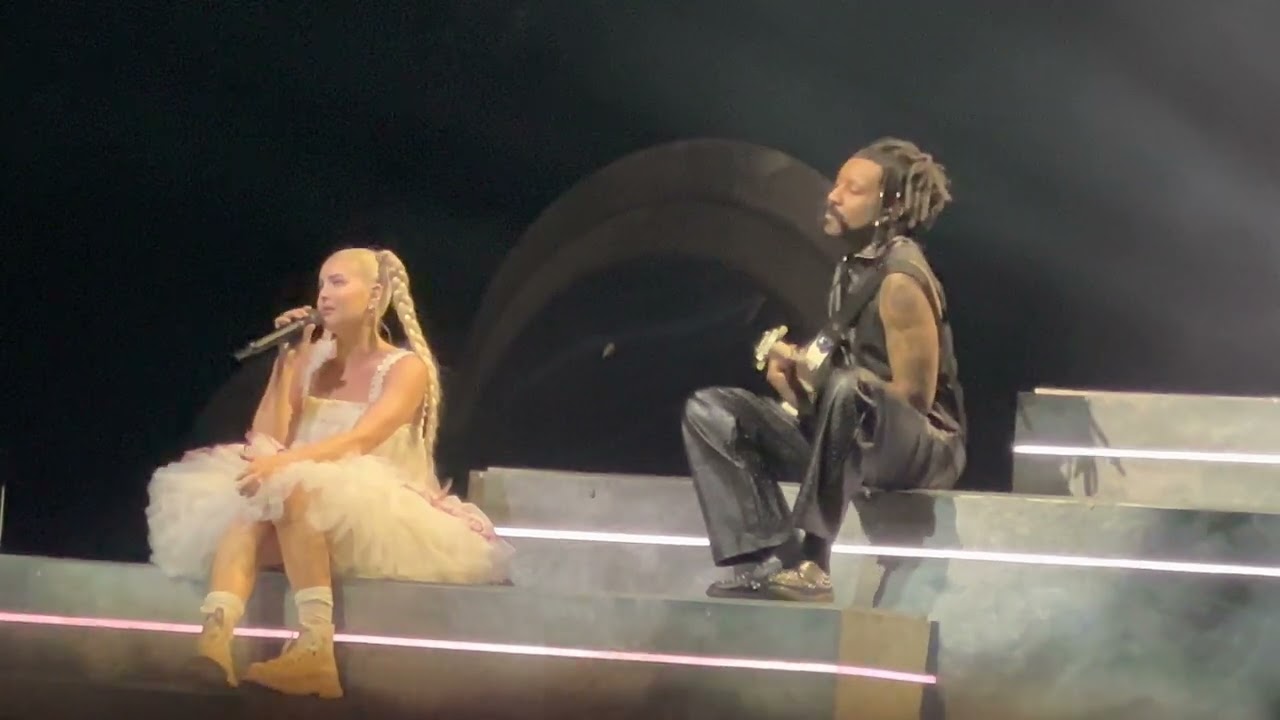 Anne-Marie singing Therapy live in Leeds 09/05/2022 Dysfunctional tour