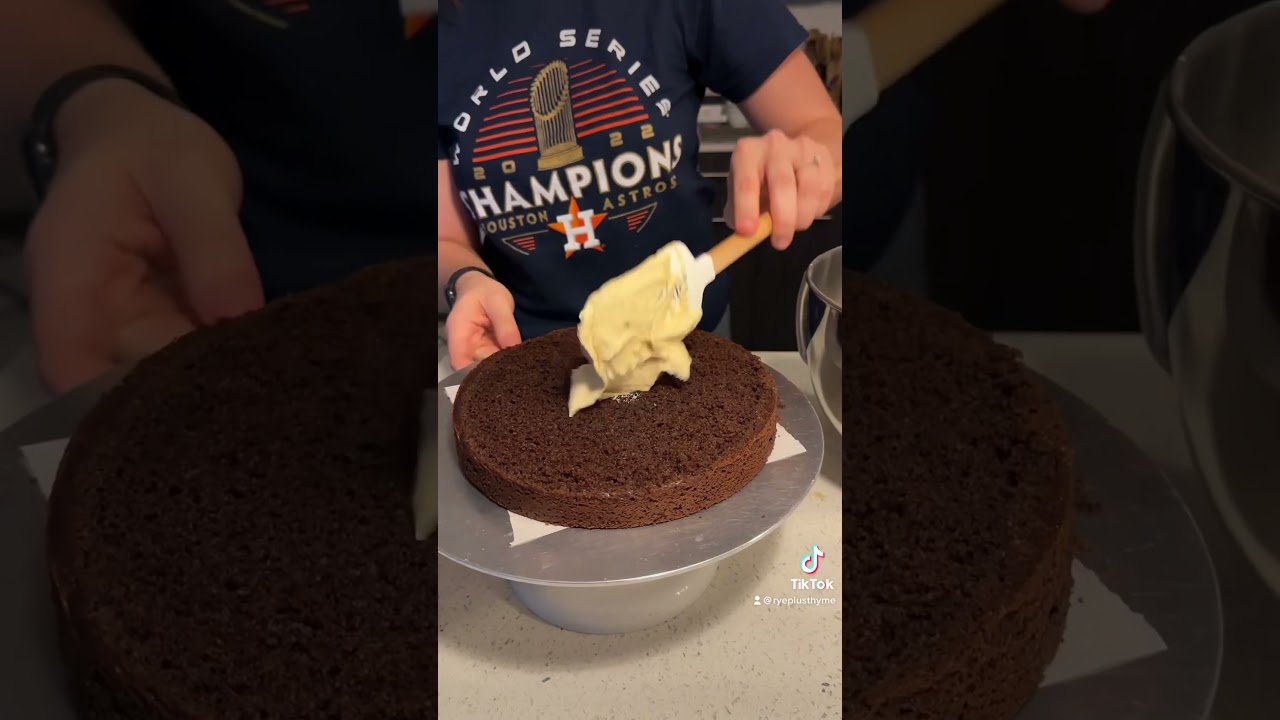 Molly Yeh&rsquo;s Chocolate Peanut Butter Sprinkle Cake 🍫😋