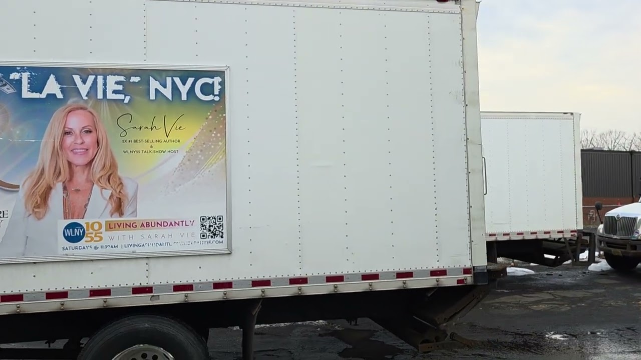 Lot 104 - 2015 International DuraStar 4300 26ft Box Truck