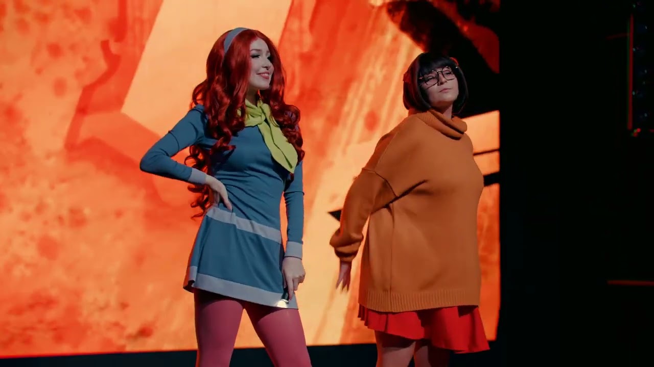 MYSTERY TEAM - Scooby Doo Mystery Inc cosplay defile performance - Daphne Blake, Velma Dinkley