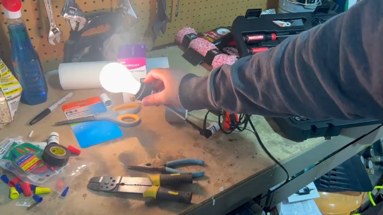 🎃Haunt Build #1🎃 How To Make A Flickering Light Bulb