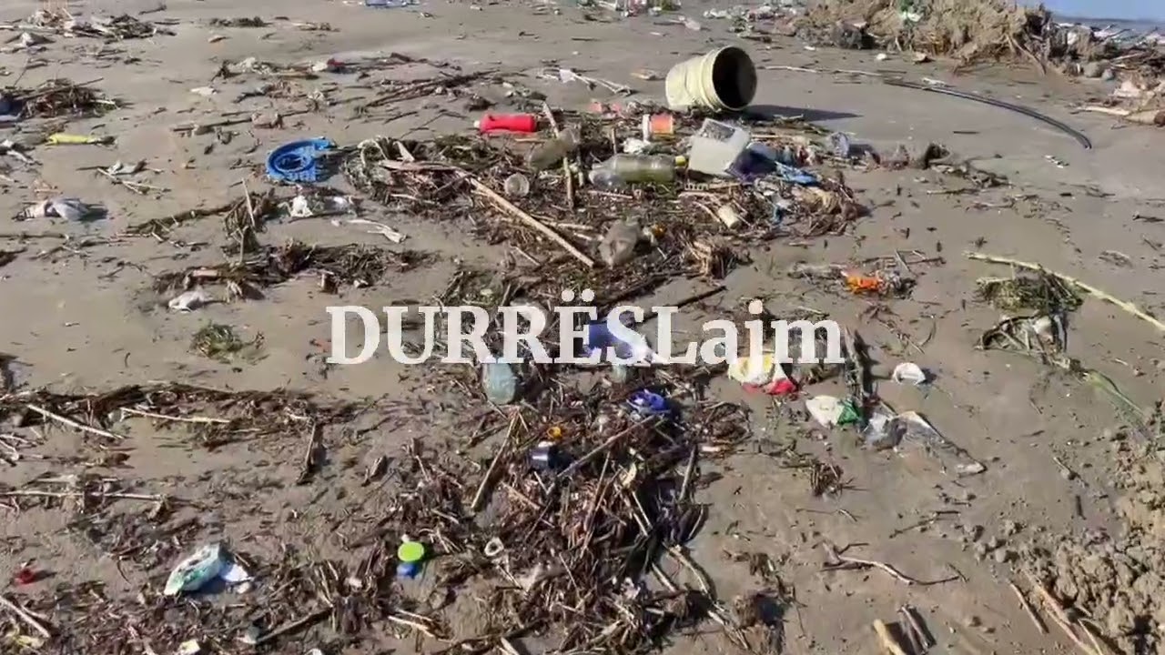 Deti nxorri plastikën në breg, nis pastrimi i plazhit të Durrësit