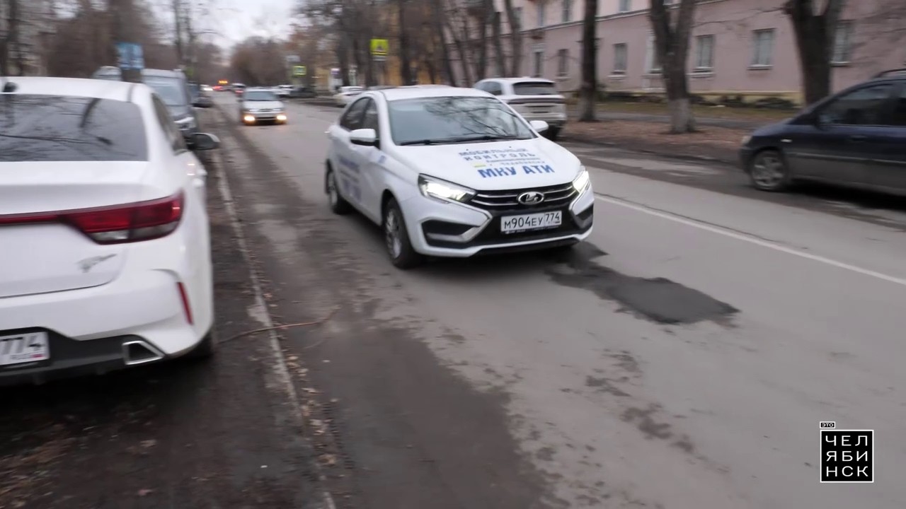Попался который на газоне парковался