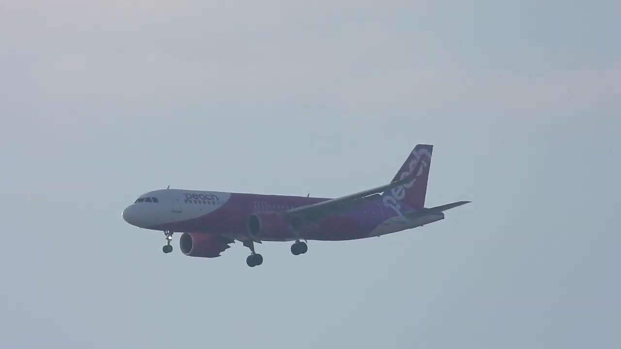ピーチ航空旅客機 福岡アイランドシティー付近で車輪を下げて福岡空港着陸へ