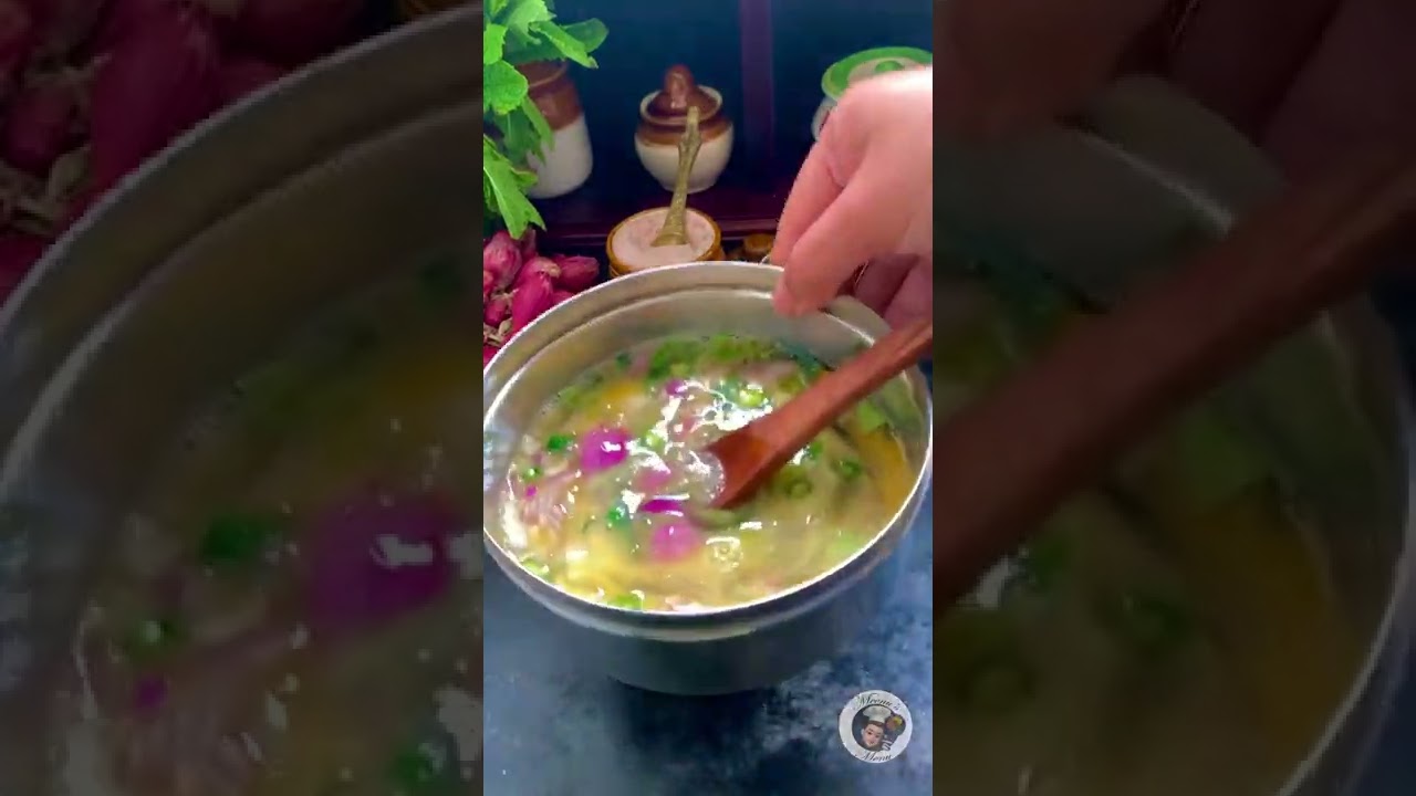 മലയാളിയുടെ സ്വന്തം മുട്ട പൊരിച്ചത്/Kerala Egg Omelette Recipe/KARANDI Omelette/Meenu&rsquo;s Menu #shorts