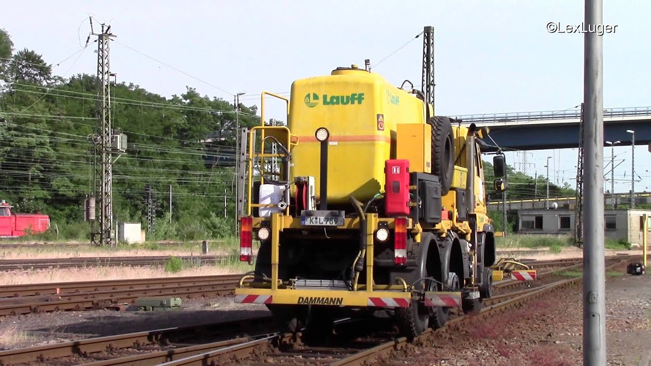 Zweiwege Unimog U400 der Firma Lauff beim spritzen