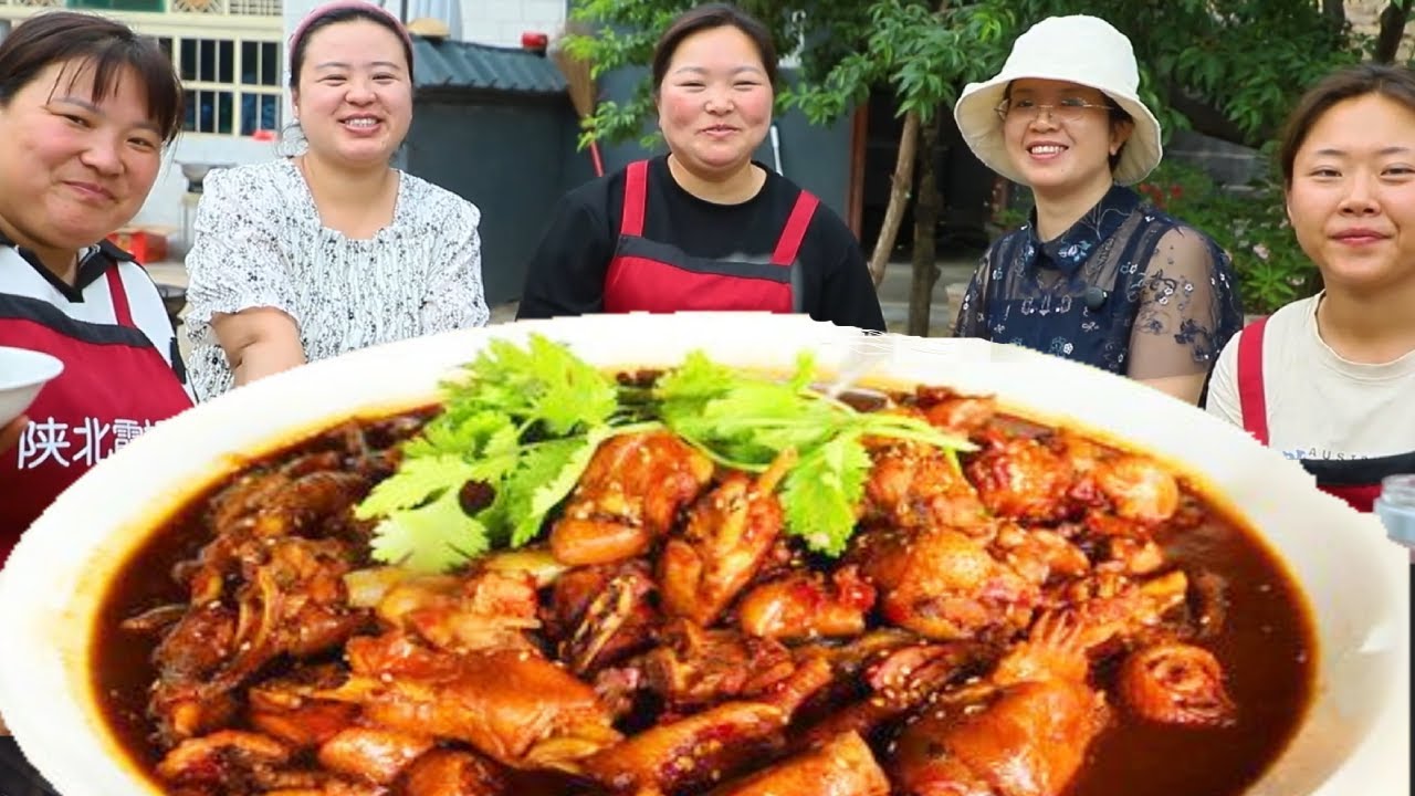 【陕北霞姐】好朋友来家里做客，霞姐做“铁锅炖土鸡”热情招待，出锅香味四溢让人流口水