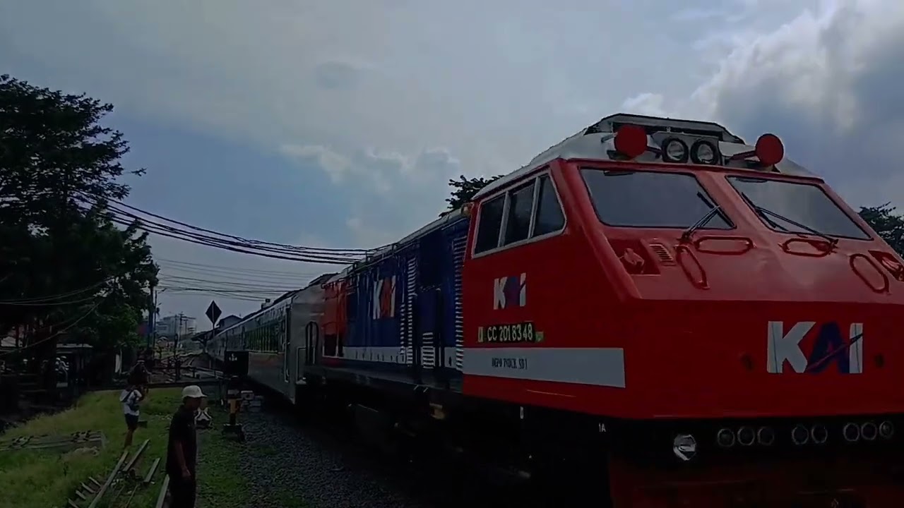 4 top kereta api melintas percabangan surabaya dan momen lokomerah dan double traksi 