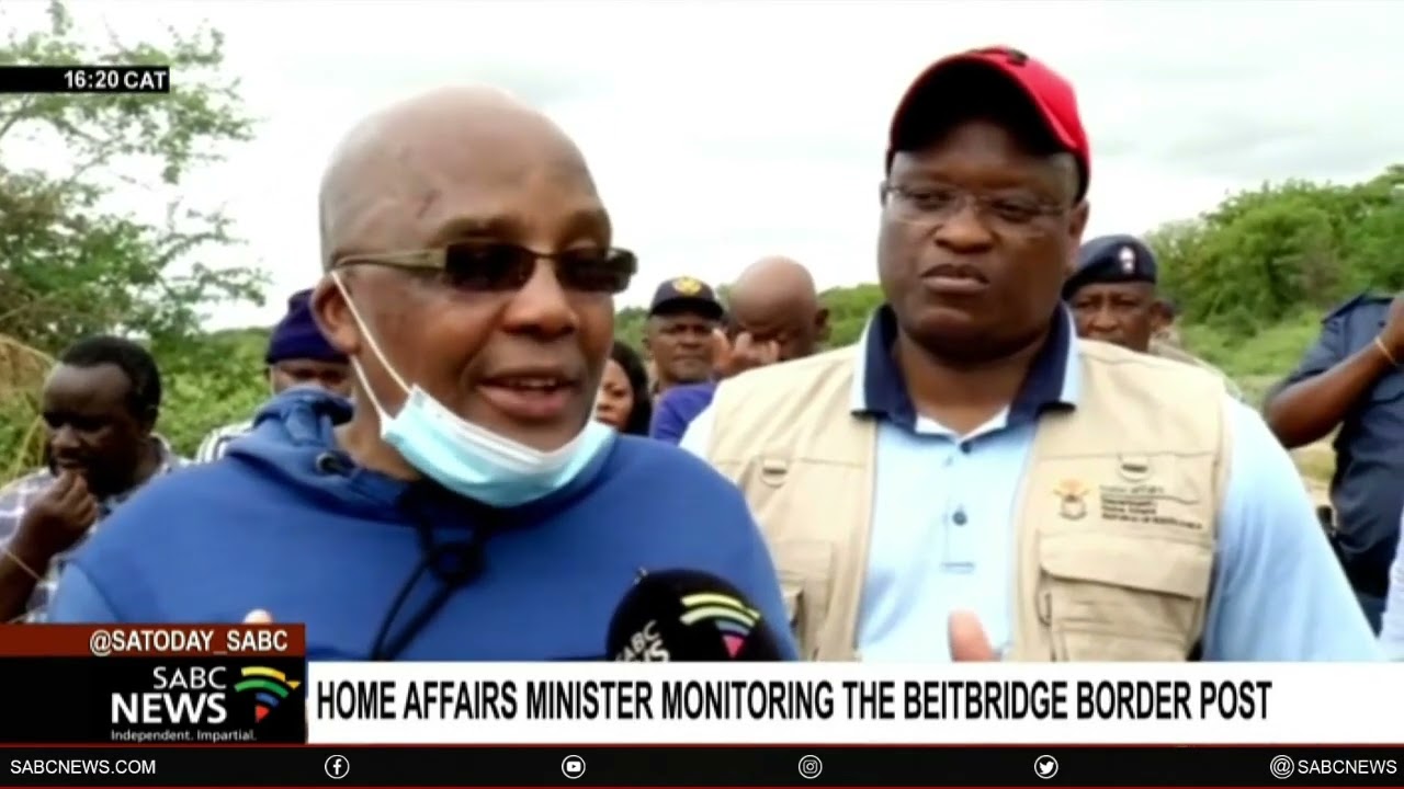 Home Affairs Minister Motsoaledi monitors processing of travellers at the Beitbridge border post