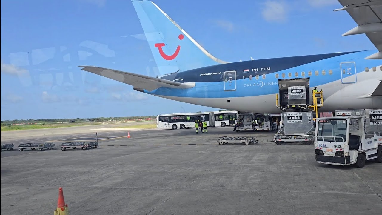 Tui Boeing 787-8 Dreamliner Brussels - Curaçao via Punta Cana