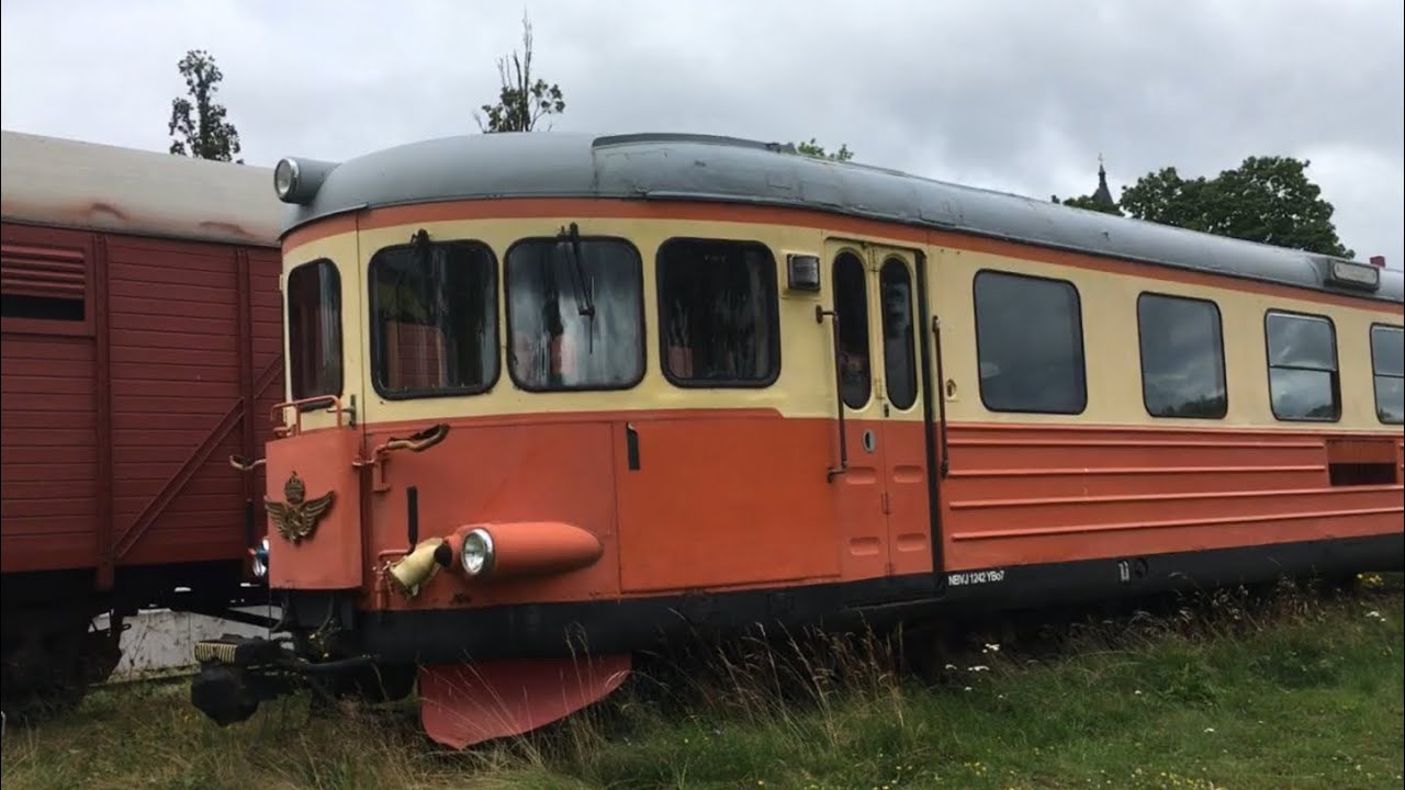 Gamla tåg i Nora - ånglok, rälsbuss och flera andra