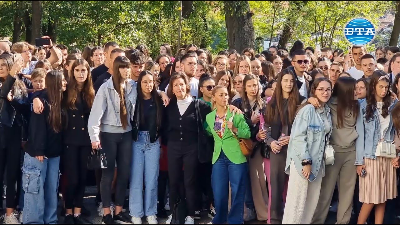 Учениците на Езиковата гимназия в Ловеч изпълниха заедно песента „Клетва“ в памет на Кирил Маричков