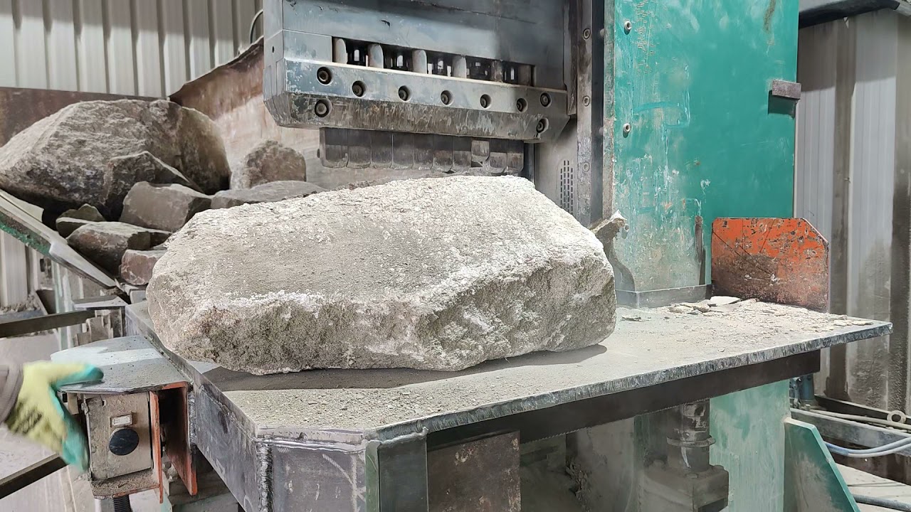 Granite Stone split in Steinex Stone splitter