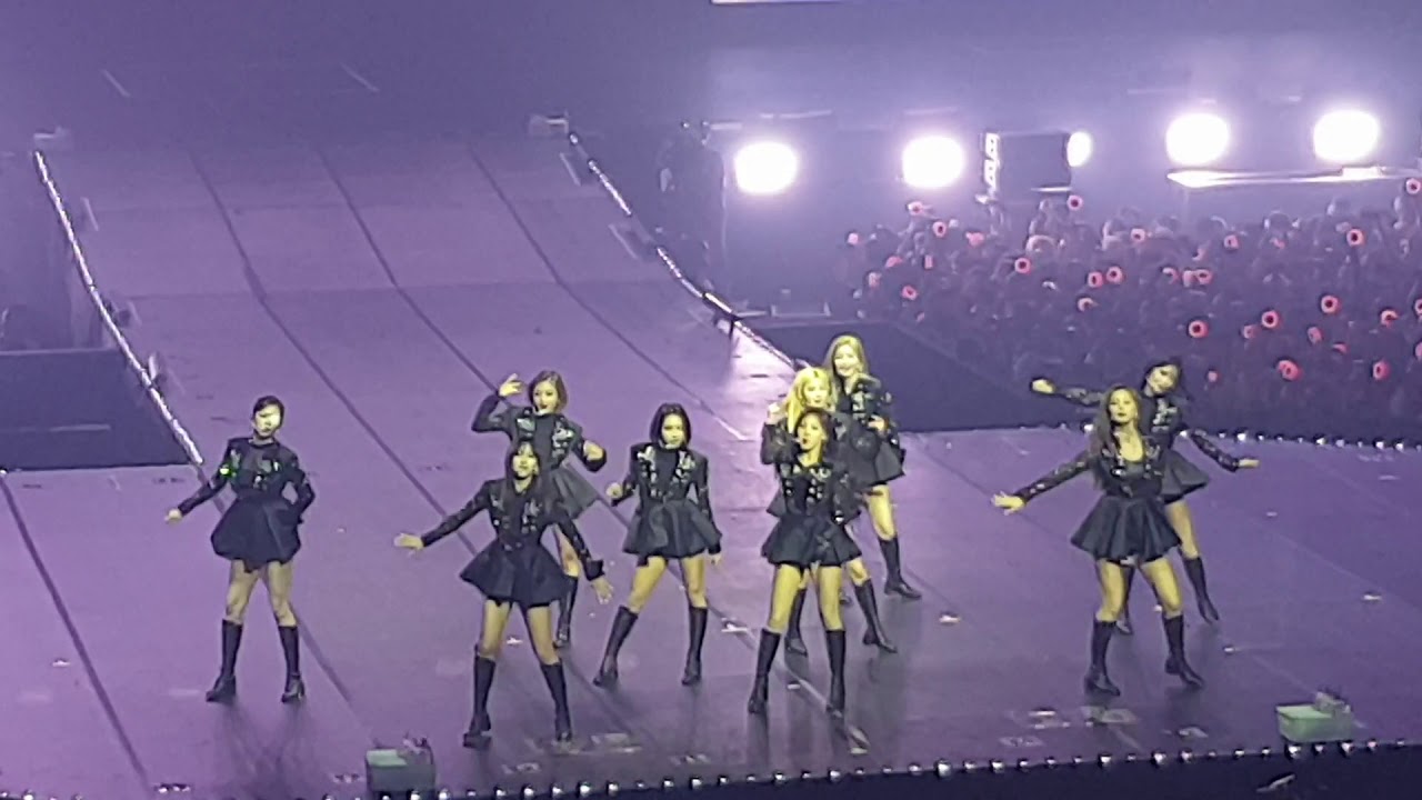 TWICE LIGHTS perform YES OR YES Live in Manila at MOA ARENA