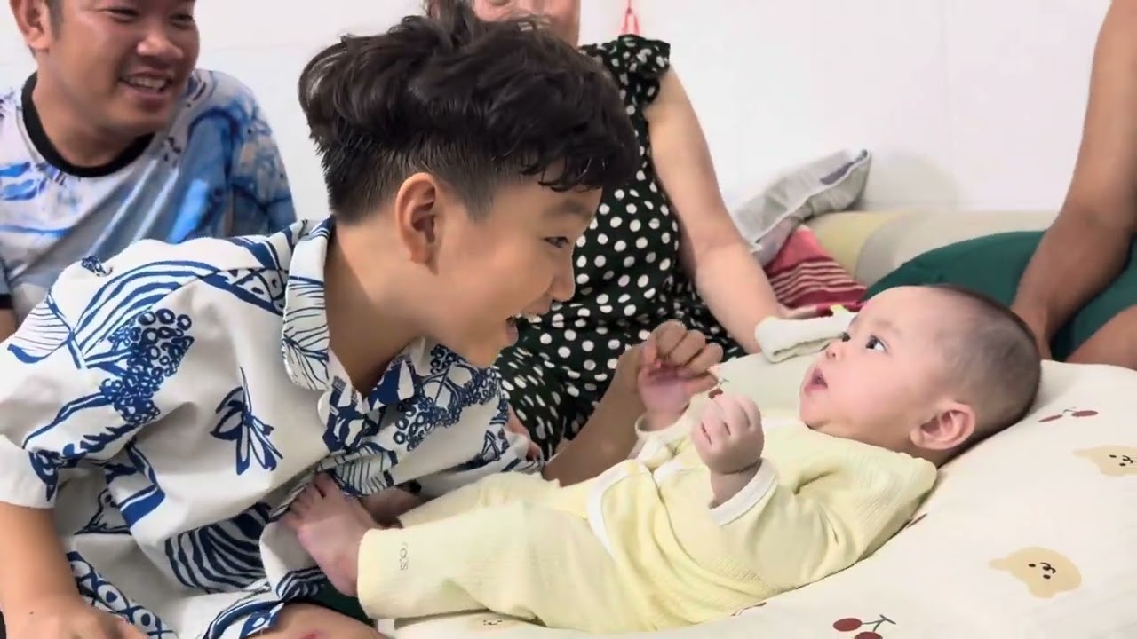 Em bé Cherry 4 tháng tuổi | Bò Sữa Vlog