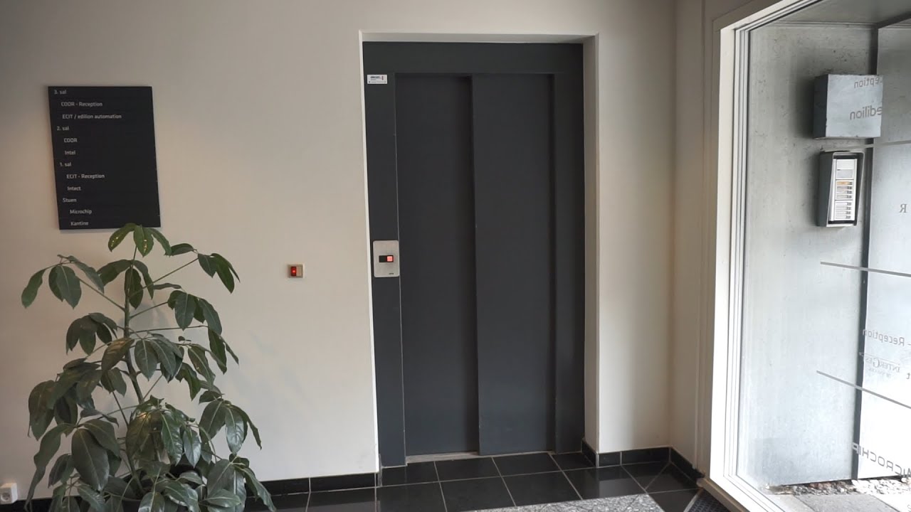 1986 OTIS series 1 roped hydraulic passenger elevator @ Hørkær 12, Herlev, Denmark