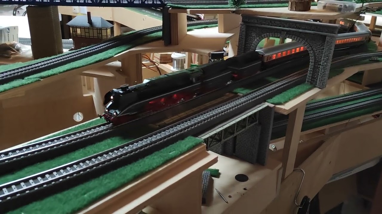 Märklin 18 201 mit 6 beleuchteteTEE Personenwagen auf ca 3 - 3,5 % Steigerung