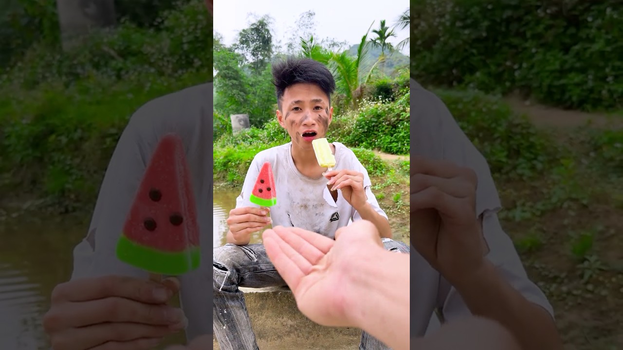 Бездомный мальчик угощает всех мороженым 🍦❤️