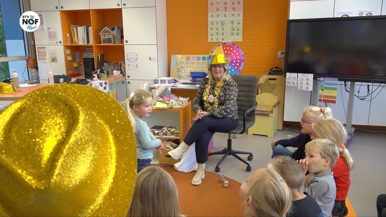 Juf Joukje in het zonnetje op It Bynt in Sumar