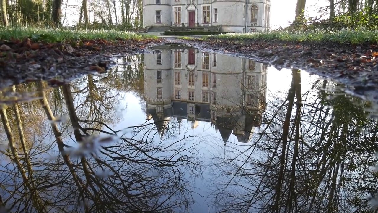 Une &icirc;le au c&oelig;ur du Parc Naturel des marais  du Cotentin. Le Ch&acirc;teau de l'Isle Marie.