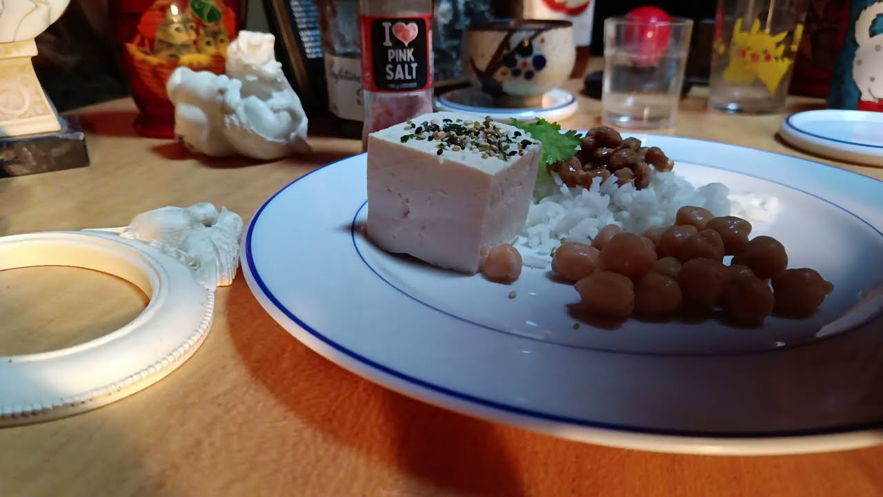 戸棚と冷蔵庫の中にある物で朝食をしています!納豆,豆腐,ご飯🍚,,パクチー,ワサビフリカケ海苔,ヒヨコ豆,プチトマト🍎🫘🫛,緑豆等です☕🙏🥭🧃
