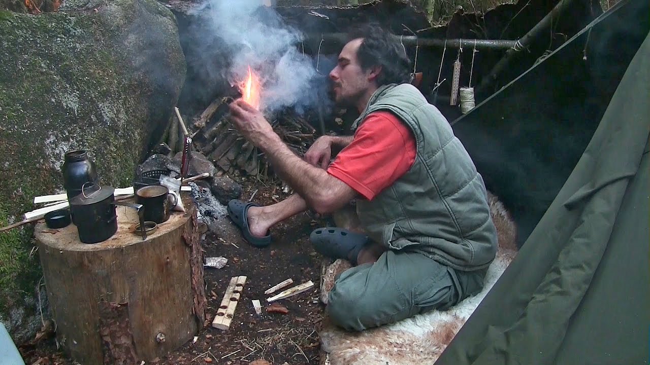 Doku - Leben im Wald mit einfacher Ausrüstung. Steinzeit und Waldläufer Techniken