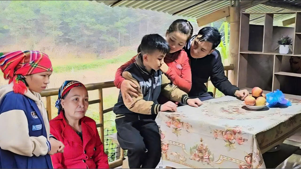 NHAT утешает LONG, когда мальчик скучает по своей матери и бабушке, но