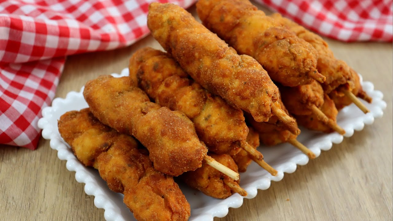 ESPETINHO DE FRANGO EMPANADO CROCANTE POR FORA SUCULENTO POR DENTRO