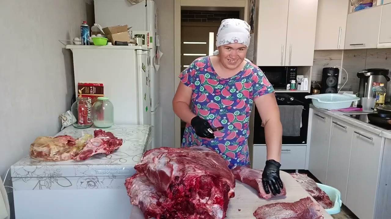 Весь день с мясом провозилась .Напекли картошки и на жарили сосисок на костре. Жизнь в деревне