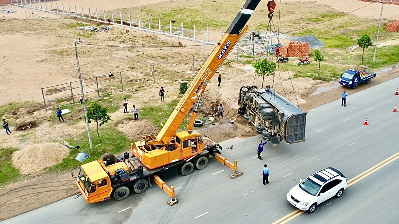 WOW!!Heavy Dump Truck Accident Crane Collapse, Dump Truck!
