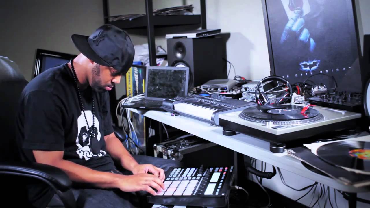 Khrysis makes a beat using Native Instruments MASCHINE