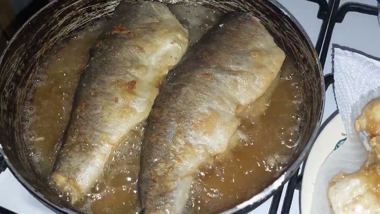 Bunica face cel mai gustos peste prăjit cu făină.