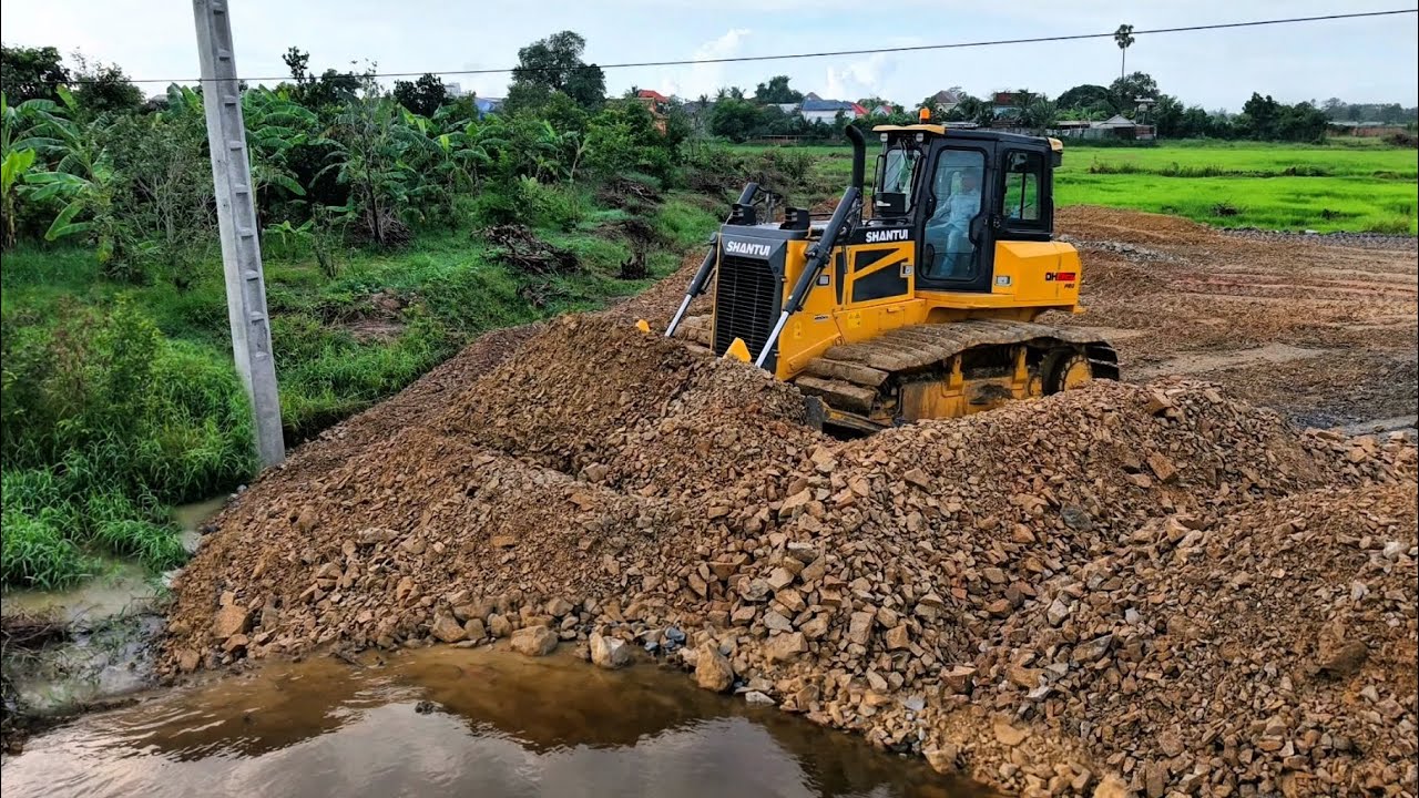 Bulldozer DH17C3PRO Push The Soil into The Hole Building Skill Stone Using Water Very Deep Perfectly