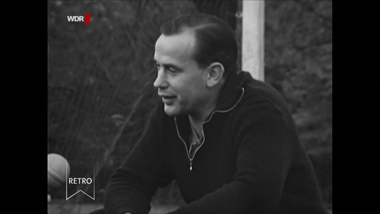 Hennes Weisweiler mit Martin Sauer und Ernst-Günter Habig bei Viktoria Köln + Interview. 11/1959