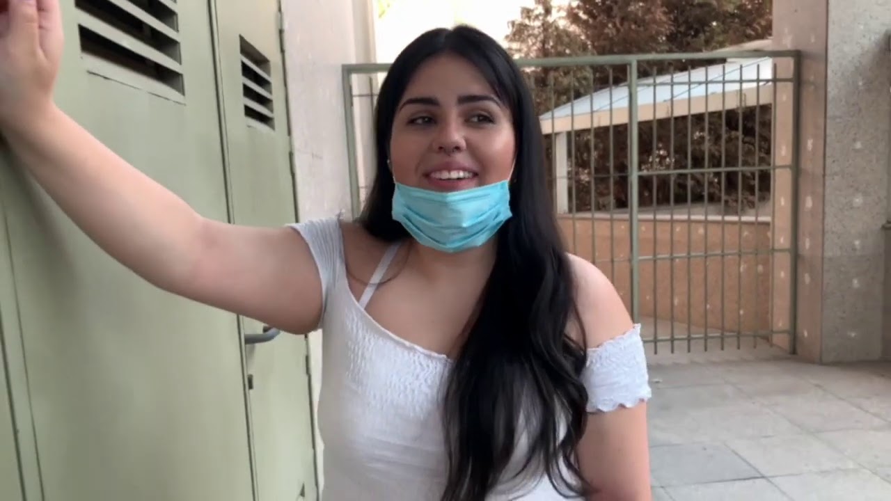 Chica linda en la calle me regala su ropa interior