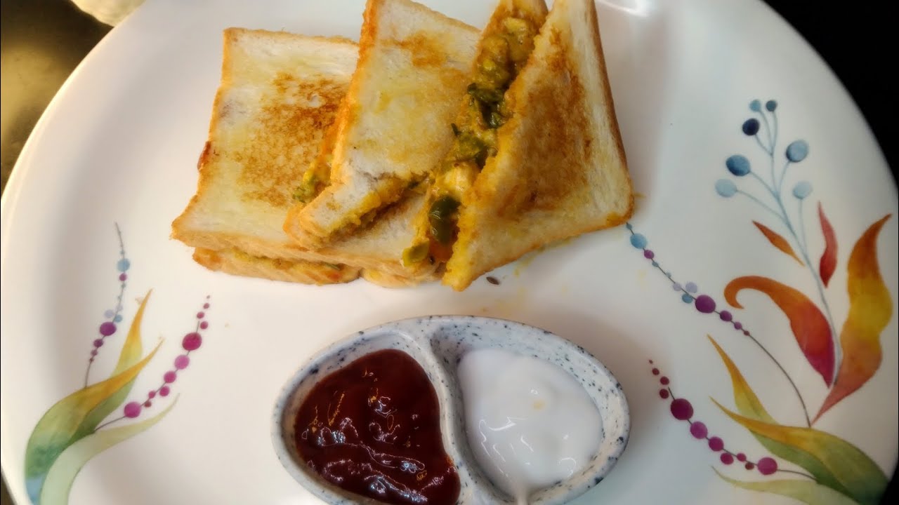 कल संडे के नाश्ते के लिए बेस्ट रेसिपी: Creamy Chicken Capsicum Sandwich!